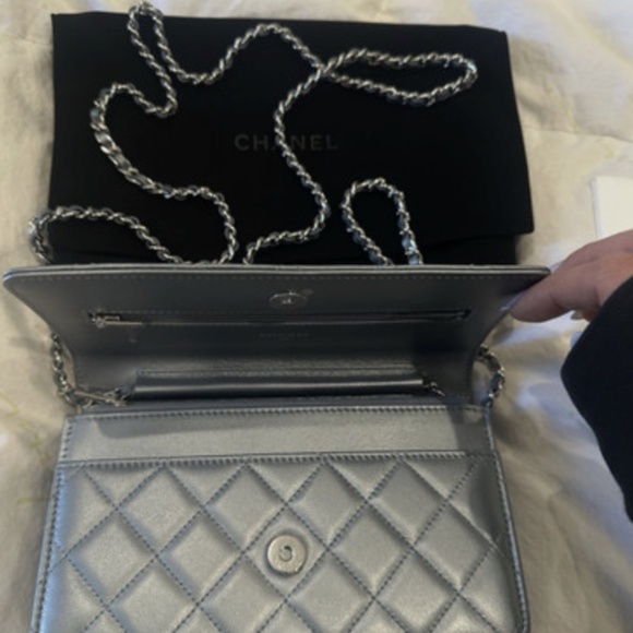BNWB CHANEL classic wallet on chain WOC silver/pale blue leather iridescent - Picture 4 of 11